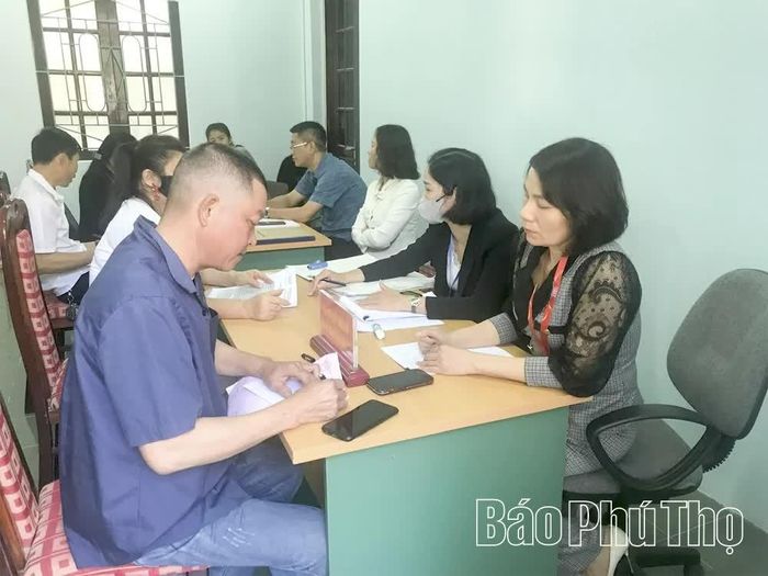 Cán bộ Ban Tiếp dân của tỉnh hướng dẫn công dân nộp đơn khiếu nại, tố cáo đến các cơ quan chức năng có thẩm quyền giải quyết.