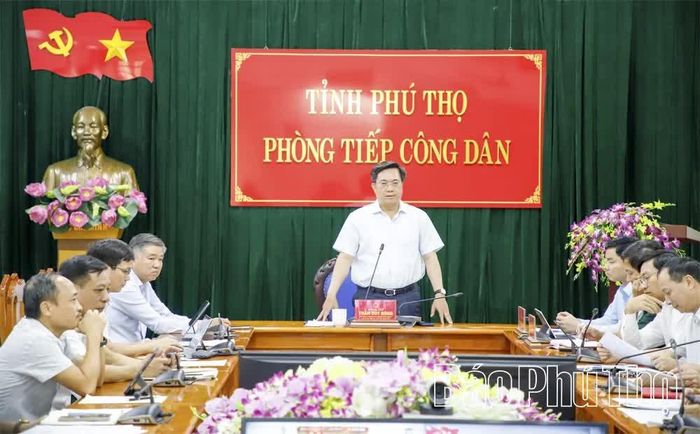 Trong quá trình tiếp công dân, giải quyết kiến nghị, khiếu nại, đồng chí Chủ tịch UBND tỉnh Trần Duy Đông luôn đề cao việc giải quyết kịp thời những kiến nghị chính đáng của người dân.