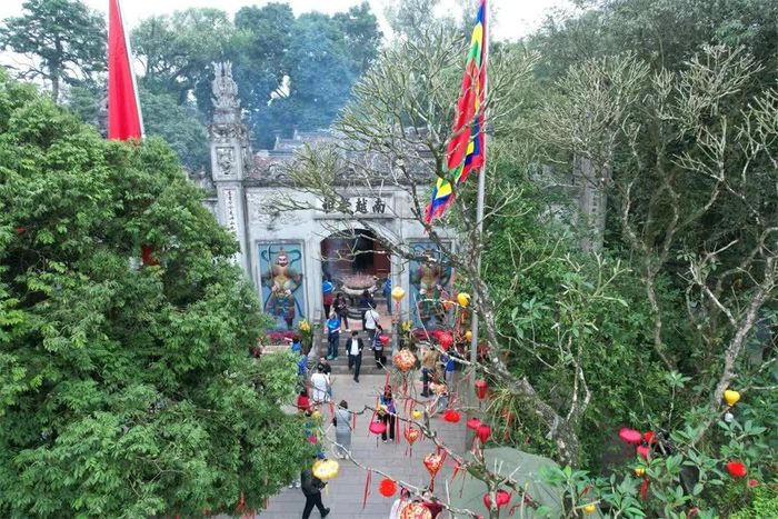 Không chỉ là một di tích lịch sử, Đền Hùng còn là không gian văn hóa, nơi giáo dục truyền thống nguồn cội cho các thế hệ.