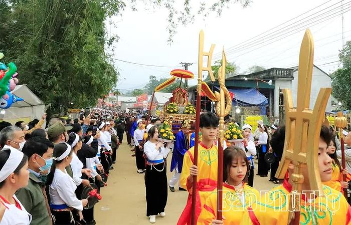 Nghi thức rước kiệu Quốc Mẫu Hoàng Bà và Thành Hoàng tại Lễ hội Khai hạ xã Mường Bi.