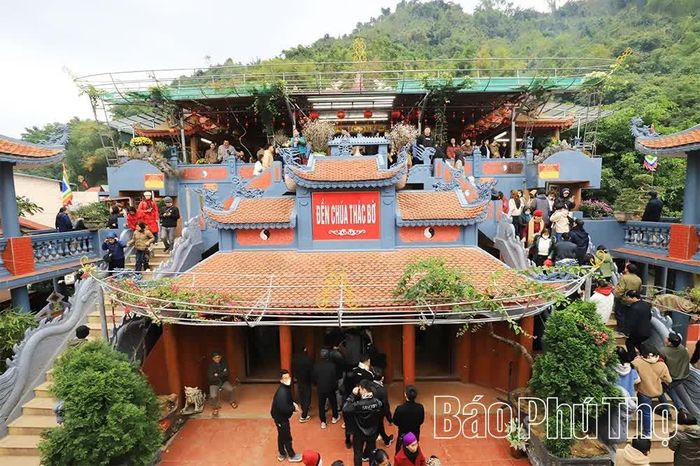 Đền Chúa Thác Bờ đón hàng vạn du khách mỗi năm, đặc biệt tấp nập vào mùa lễ hội đầu xuân từ mùng 2 Tết đến hết tháng 4 âm lịch.