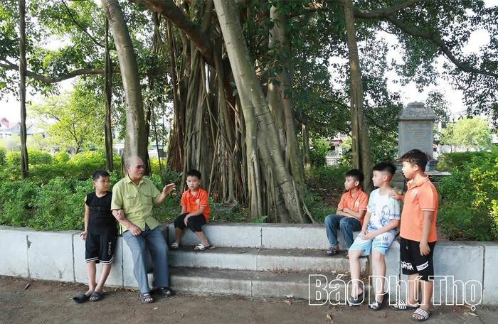 Người cao tuổi kể chuyện về Bác Hồ cho các cháu thiếu nhi tại Lạc Trung, xã Vĩnh Tường - nơi có phong trào trồng cây phát triển tốt, vinh dự được Bác Hồ về thăm, động viên vào ngày 25/01/1961.
