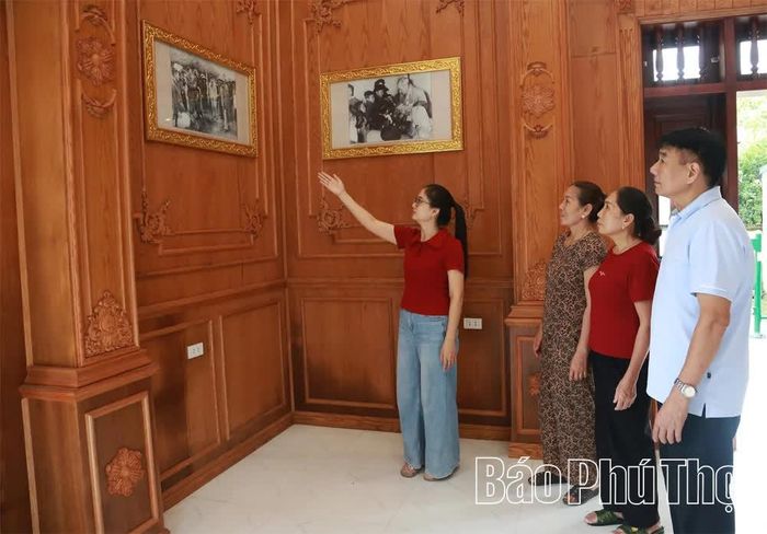 Người dân thôn Yên Định, xã Xuân Lãng tìm hiểu những hình ảnh kỷ niệm về Bác khi Người về thăm địa phương.