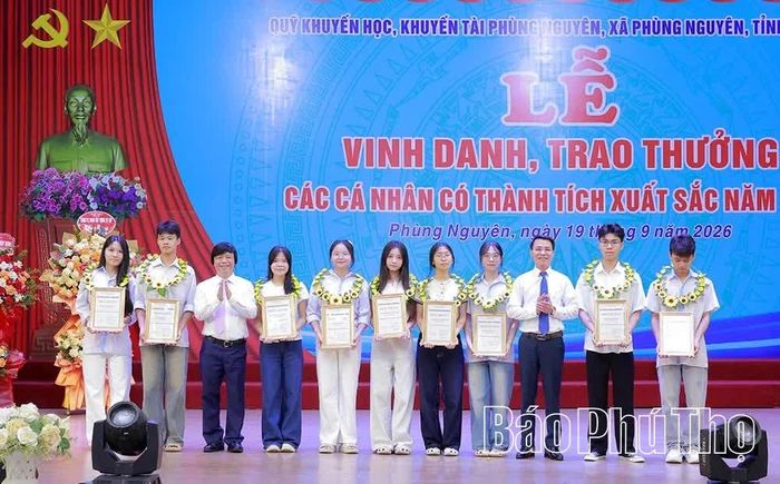 Hội đồng quản lý Quỹ khuyến học, khuyến tài Phùng Nguyên cùng lãnh đạo Sở Giáo dục và Đào tạo vinh danh các học sinh đỗ đại học chính quy với điểm số từ 25 điểm trở lên.