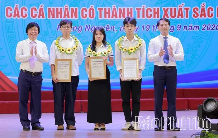 Hội đồng quản lý Quỹ khuyến học, khuyến tài Phùng Nguyên cùng lãnh đạo Sở Giáo dục và Đào tạo vinh danh 3 sinh viên tốt nghiệp đại học công lập chính quy loại xuất sắc.