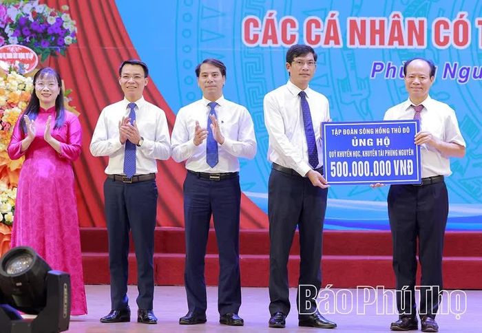 Hội đồng quản lý Quỹ khuyến học, khuyến tài Phùng Nguyên tiếp nhận kinh phí ủng hộ từ doanh nghiệp.