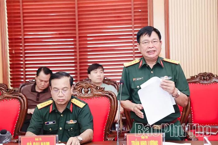 Đại tá Trần Nho Lương - Phó Chỉ huy trưởng Bộ CHQS tỉnh báo cáo kế hoạch triển khai Game show tại hội nghị.