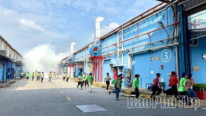 Công nhân Công ty TNHH May mặc Việt Thiên tham gia thực tập phương án. 