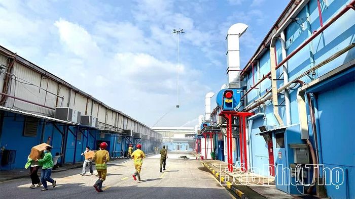 Thiết bị D-Zone được sử dụng với nhiệm bị trinh sát và mang theo khẩu trang hỗ trợ công nhân trong quá trình thoát nạn khi xảy ra cháy.