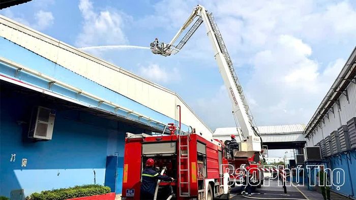 Xe thang phun nước chữa cháy ở vị trí trên cao với áp suất lớn được huy động tại buổi thực tập phương án chữa cháy, cứu nạn, cứu hộ.