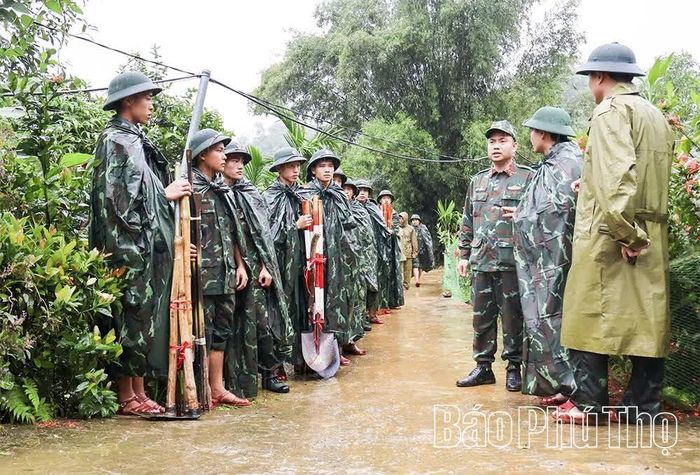 Cán bộ, chiến sĩ Trung đoàn 814 - Bộ CHQS tỉnh triển khai công tác giúp dân khắc phục hậu quả thiên tai, sạt lở đất.