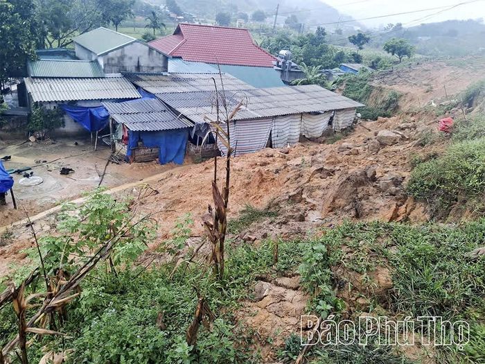 Những ngày qua, trên địa bàn xã Cao Phong có mưa lớn liên tục, nhiều hộ bị đất đá sạt trượt gây nguy hiểm.