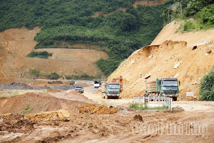Lực lượng chức năng huy động phương tiện khắc phục sạt lở trên tuyến đường liên kết vùng.