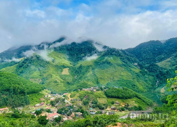 Cảnh đẹp của xã Dân Hóa là nguồn cảm hứng để các học sinh Trường phổ thông nội trú TH-THCS Dân Hóa thực hiện đề tài - Ảnh: X.V