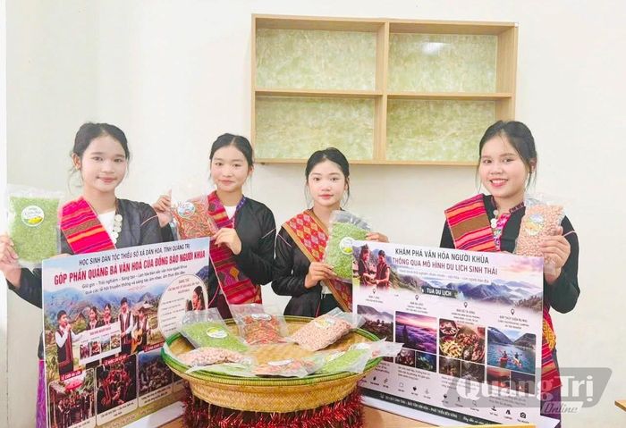 Các em học sinh Trường phổ thông nội trú TH-THCS Dân Hóa đang quảng bá văn hóa, du lịch của địa phương mình - Ảnh: M.H