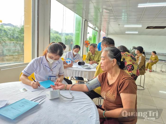 Thăm, khám sức khỏe cho gần 700 người dân xã Lao Bảo - Ảnh: Q.N