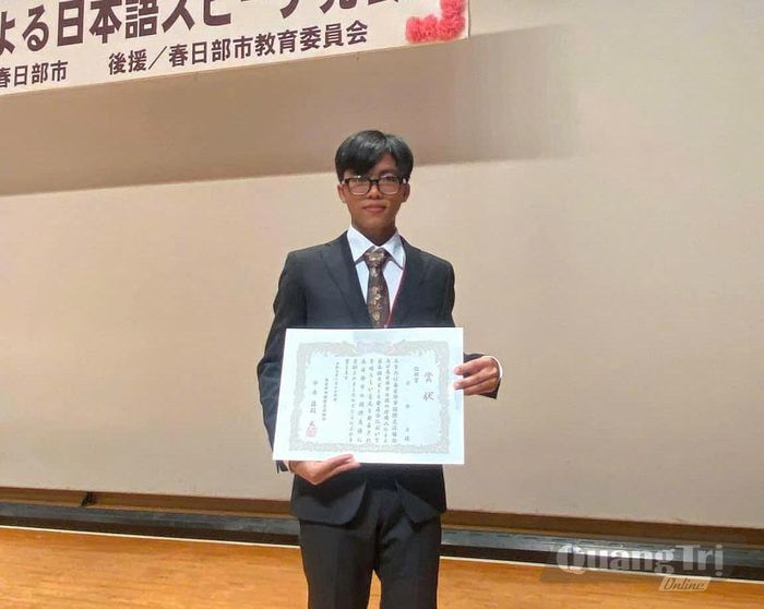Ka Nụ nhận bằng khen cuộc thi hùng biện tiếng Nhật của thành phố Kasukabe - Ảnh: NVCC
