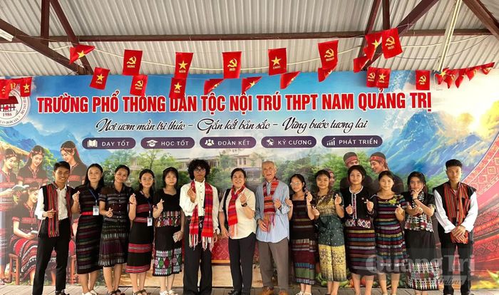 Ka Nụ (người thứ sáu, từ trái sang) cùng thầy cô giáo Trường đại học KYOEI đến thăm Trường phổ thông Dân tộc nội trú THPT Nam Quảng Trị vào đầu tháng 9/2026 - Ảnh: NVCC