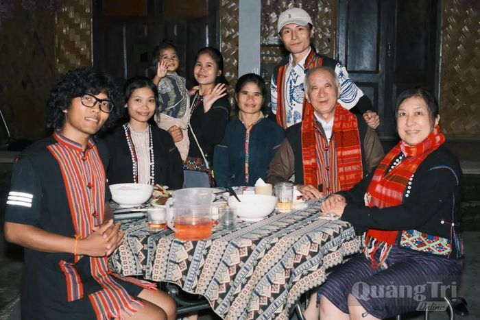 Ka Nụ (ngoài cùng, bên trái) và các thầy cô giáo Trường đại học KYOEI trải nghiệm văn hóa Bru-Vân Kiều ở thôn Chênh Vênh, xã Hướng Phùng - Ảnh: NVCC