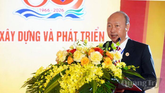 Thầy giáo Hoàng Văn Hải, Hiệu trưởng Trường THPT Đồng Hới trình bày diễn văn tại lễ kỷ niệm - Ảnh: N.M