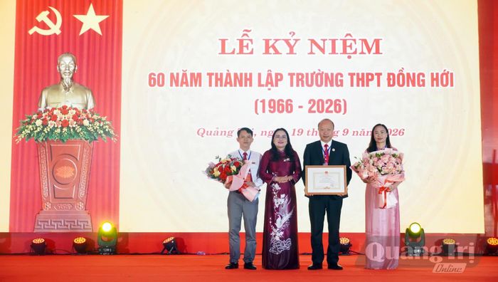 Đồng chí Lê Thị Hương, Giám đốc Sở Giáo dục và Đào tạo trao bằng khen của Bộ Giáo dục và Đào tạo tặng Trường THPT Đồng Hới - Ảnh: N.M