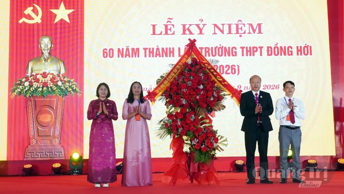 Đồng chí Phạm Thị Minh Huệ, Chủ nhiệm Ủy ban Kiểm tra Tỉnh ủy tặng hoa chúc mừng Trường THPT Đồng Hới - Ảnh: N.M