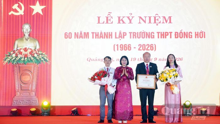 Đồng chí Phạm Thị Minh Huệ, Chủ nhiệm Ủy ban Kiểm tra Tỉnh ủy trao bằng khen của UBND tỉnh tặng Trường THPT Đồng Hới - Ảnh: N.M