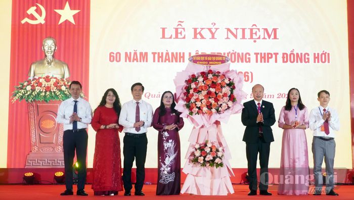Đồng chí Lê Thị Hương, Giám đốc Sở Giáo dục và Đào tạo tặng hoa chúc mừng Trường THPT Đồng Hới - Ảnh: N.M
