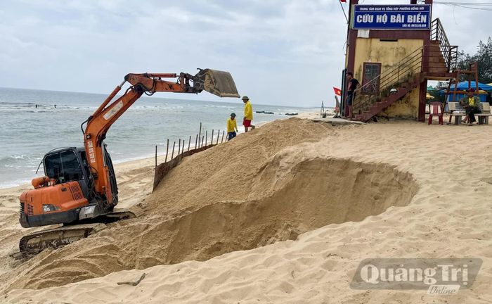 Cơ quan chức năng phải khắc phục tạm tình trạng xâm thực bờ biển tại bãi biển Bảo Ninh hồi tháng 5/2026 - Ảnh: L.T