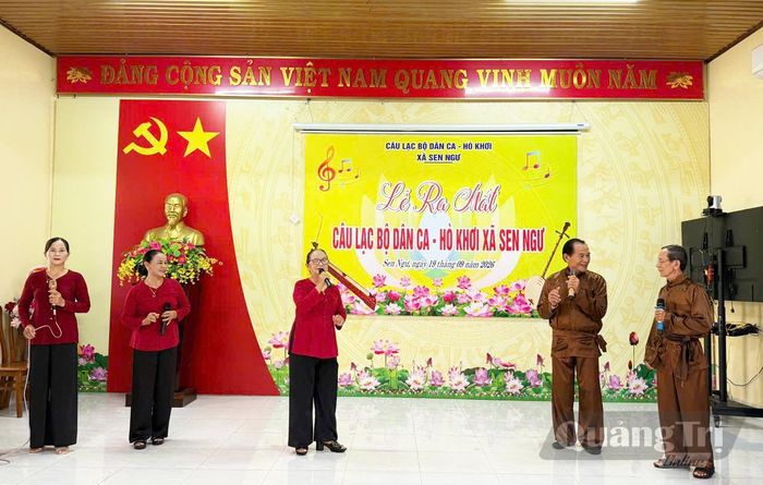 Một tiết mục do Câu lạc bộ Dân ca-Hò khơi xã Sen Ngư biểu diễn tại lễ ra mắt - Ảnh: V.Anh
