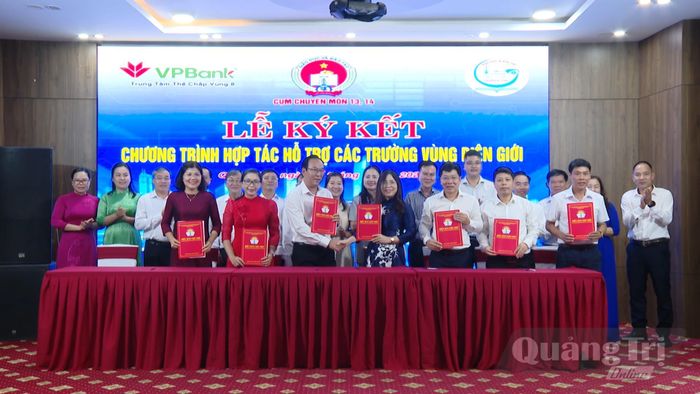 Các trường học thuộc Cụm chuyên môn 13 ký giao ước với các trường học Quảng Trị - Ảnh: L.T