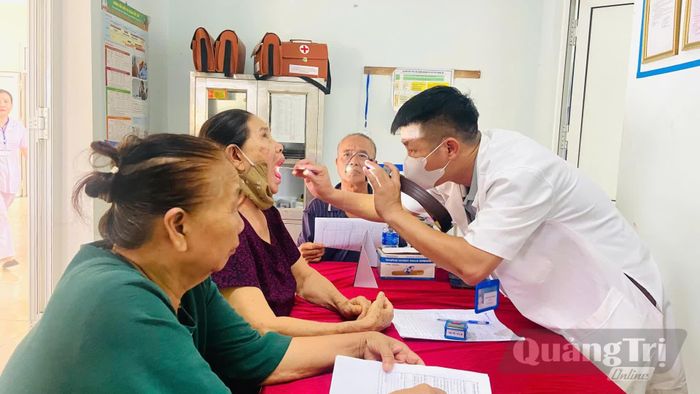 Người dân được khám sàng lọc miễn phí tại địa phương - Ảnh: N.L.M