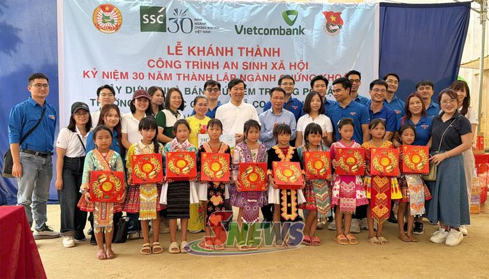 Các đơn vị tài trợ trao quà Trung thu cho các em học sinh.