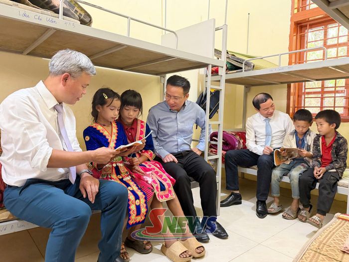 Lãnh đạo xã Co Mạ và đơn vị tài trợ thăm, động viên học sinh tại ở bán trú.