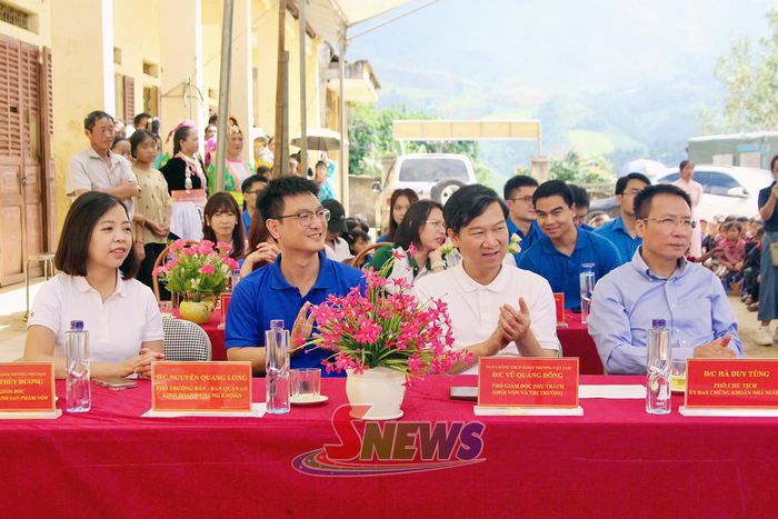 Đại biểu tham dự lễ khánh thành.