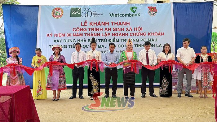 Các đại biểu cắt băng khánh thành.
