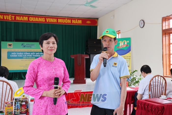Nông dân tham gia mô hình chia sẻ kinh nghiệm chăm sóc cây cà phê