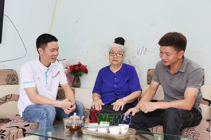  Anh Quàng Quý Tài (bên tay phải), bản Bó, phường Chiềng An chia sẻ với gia đình về dự định thời gian tới.