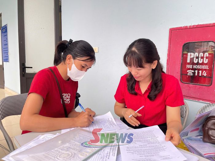 Cán bộ Trung tâm Lưu trữ, Việc làm, Người có công tiếp nhận thông tin nhu cầu việc làm của lao động xã Chiềng Khoong.