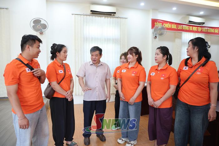 Lãnh đạo Sở Nội vụ động viên lao động đi làm việc thời vụ tại Hàn Quốc.