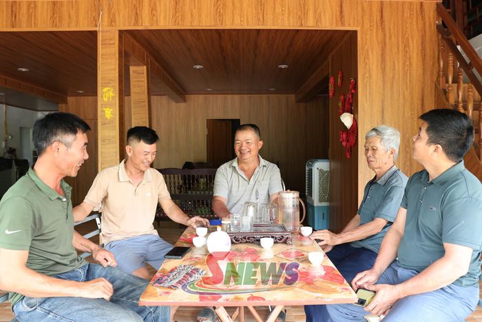 Cán bộ xã Tà Hộc thăm, động viên gia đình có lao động đi làm việc tại Nhật Bản.