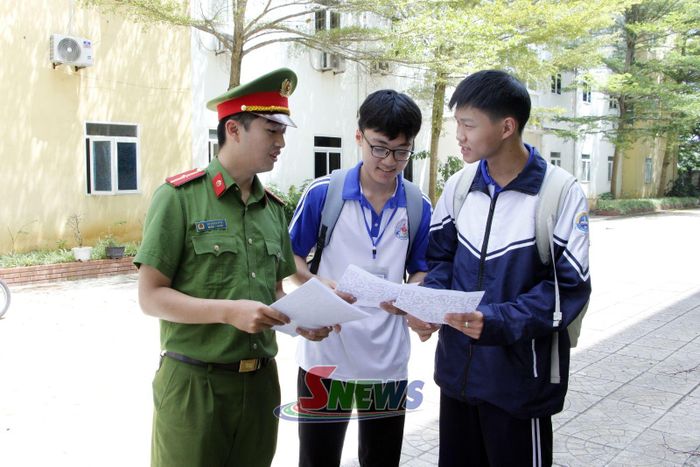 Công an phường Chiềng Sinh phát mã QR cho học sinh quét và tham gia trả lời câu hỏi, khảo sát về kiến thức an toàn giao thông.