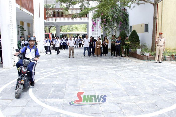 Học sinh tham gia thực hành lái xe gắn máy an toàn trên sa hình.