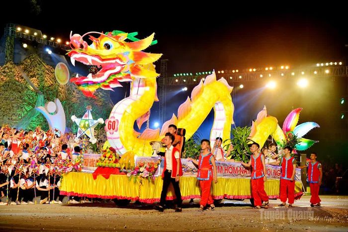 Mô hình đèn Trung thu - sản phẩm văn hóa được tạo nên từ sức sáng tạo và sự chung tay của cộng đồng.