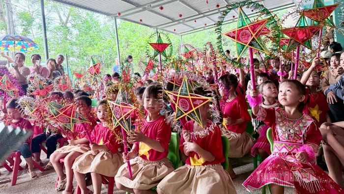 Các em học sinh điểm trường Bản Pài, trường Mầm non Hùng Lợi tham dự chương trình “ Cùng em tới trường, vững bước tương lai”.