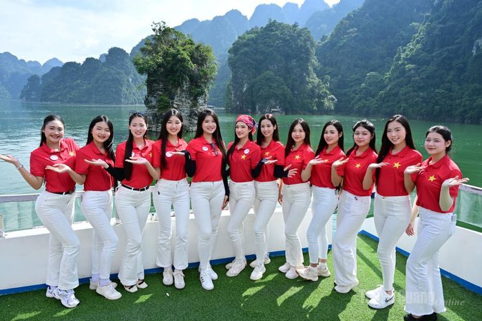  Các thí sinh chụp ảnh ở danh thắng Cọc Vài trên lòng hồ sinh thái Na Hang, Lâm Bình. 
