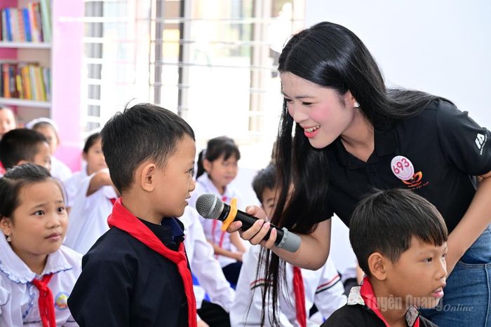 Thí sinh giao lưu với các em học sinh.