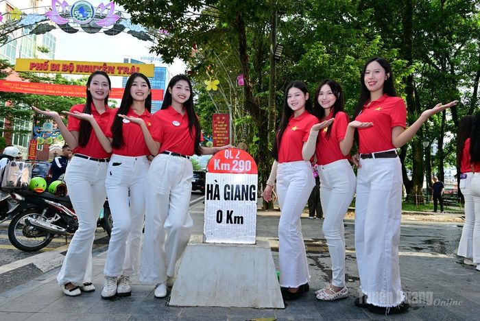 Các thí sinh check in tại Km số 0 phường Hà Giang 1.