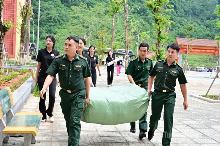 Sỹ quan, bộ đội biên phòng giúp đoàn vận chuyển quà để Ban tổ chức tặng trường học.