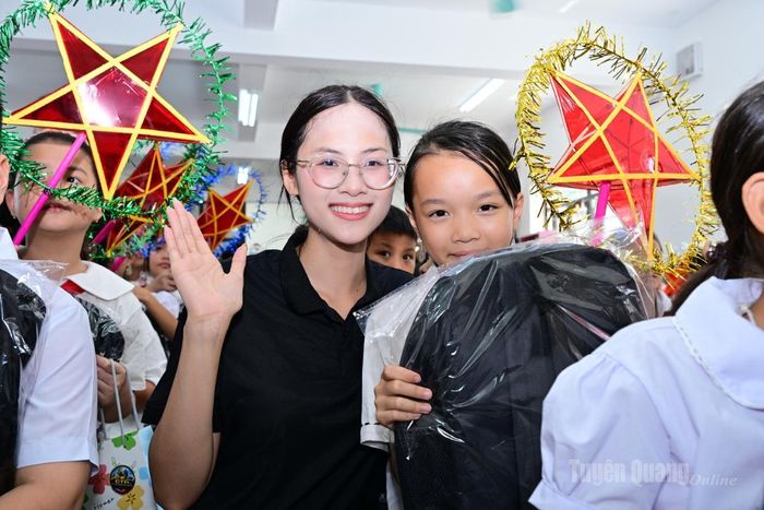Các thí sinh giao lưu, tặng quà cho các em học sinh vùng cao.